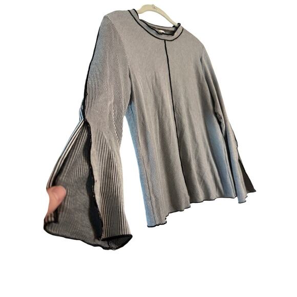 UO Urban Romantics Black Gray Flare Sleeve Long Sleeve Top Sz Large - Picture 2 of 4